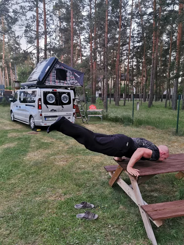 УТРО НАЧИНАЕТСЯ С ЗАРЯДКИ